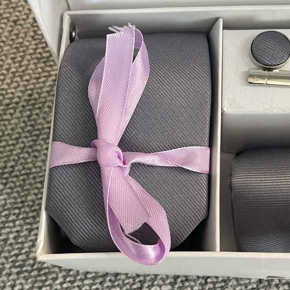 Gray Tie Set with Elegant Accessories - Picture 13 of 16